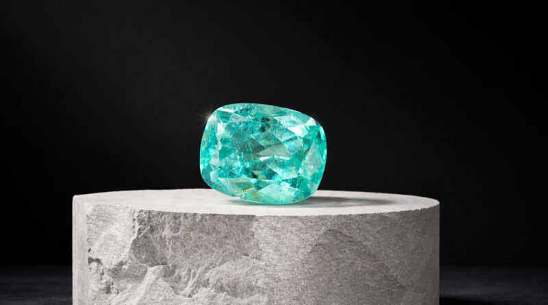 Paraiba tourmaline is one of those gemstones that instantly grabs attention. Its glow is unlike anything else in the gem world. Bright, electric, and almost neon in appearance. If you have ever seen one in person, you will understand why collectors and jewelry lovers are so fascinated by it. In this guide, we will break down everything you need to know about Paraiba tourmaline in simple terms. This includes its origins, colors, pricing, treatments, and how to avoid imitations.