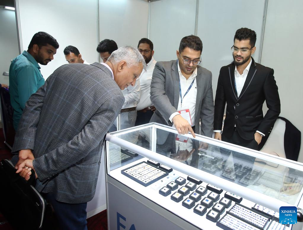 Showcase of Sri Lankan gemstones and jewellery at the FACETS Sri Lanka trade show, with exhibitors presenting sapphires, rubies and crafted pieces to international buyers.