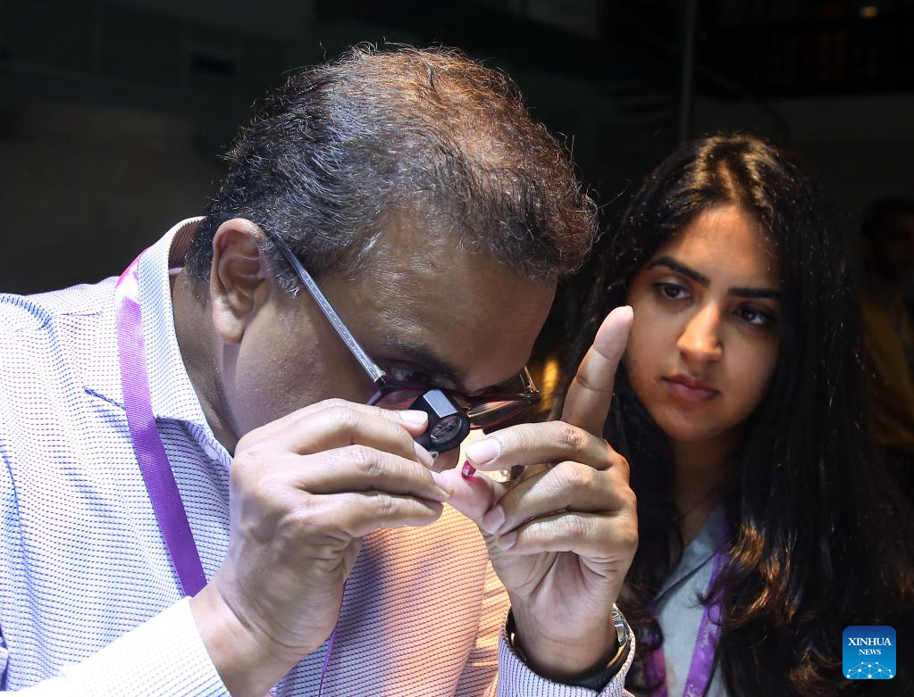 Showcase of Sri Lankan gemstones and jewellery at the FACETS Sri Lanka trade show, with exhibitors presenting sapphires, rubies and crafted pieces to international buyers.